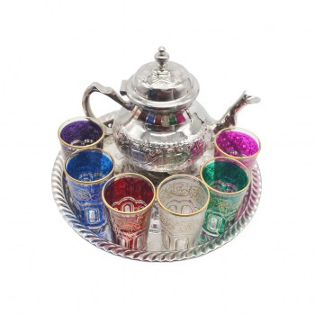 Juego de té tradicional marroquí con teteras decorativas, vasos y hojas de  menta.